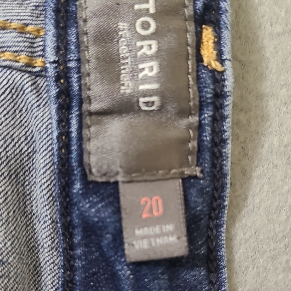 Torrid Women's Denim Blue Raw Hem Shorts - Size 20 - Picture 8 of 11